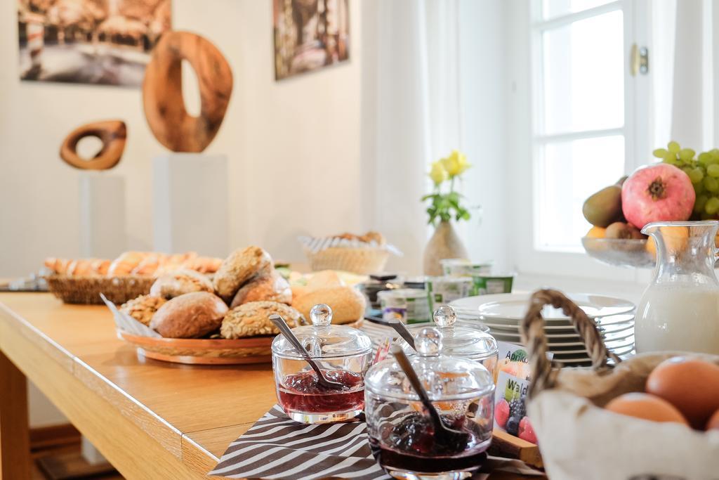 Rhein River Guesthouse - Direkt Am Rhein ليفركوزن المظهر الخارجي الصورة